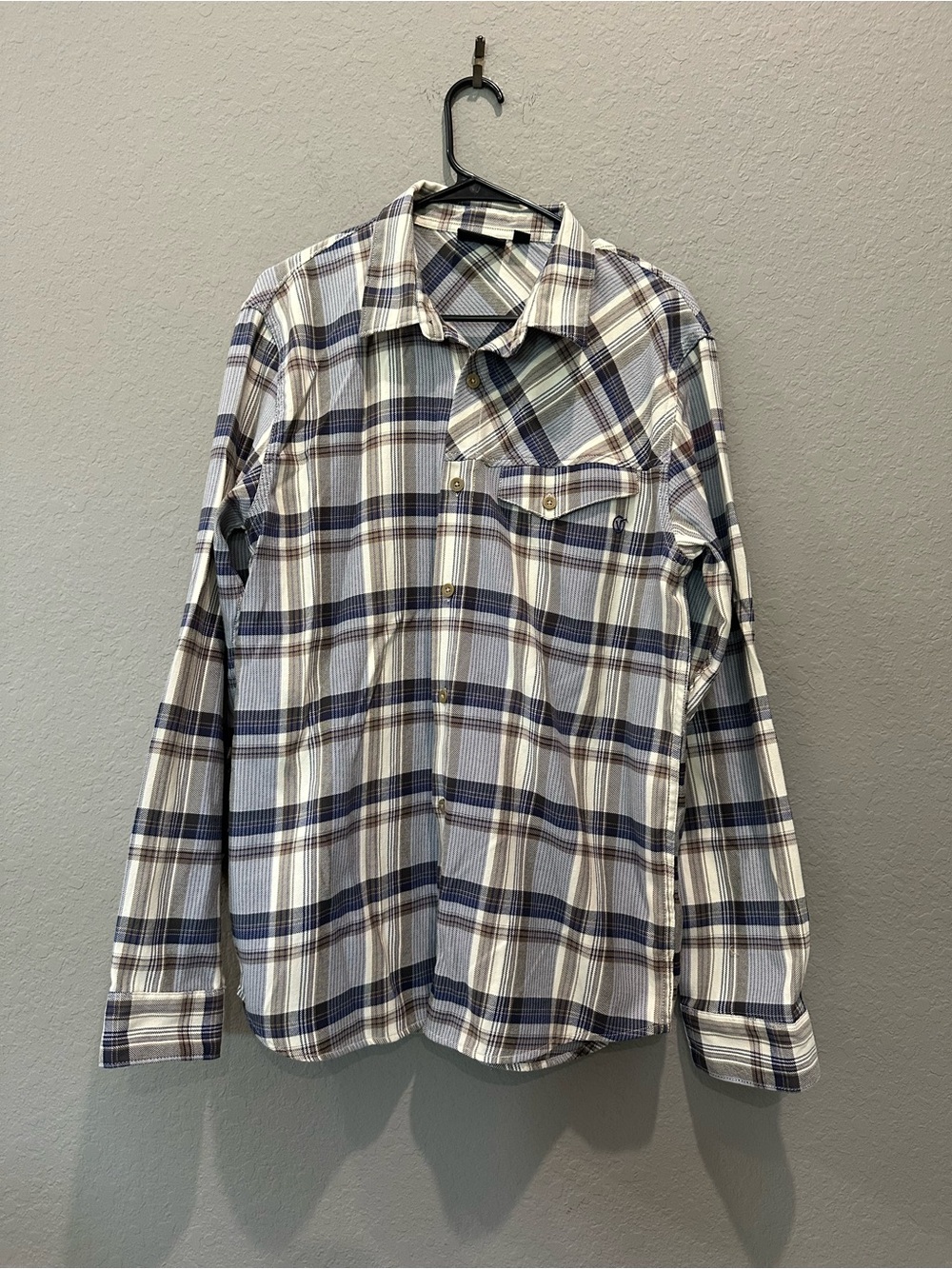 VANS Plaid button down shirt cotton
Poly blend men’s Sz L